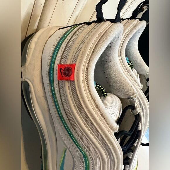 Athletic_Shoes